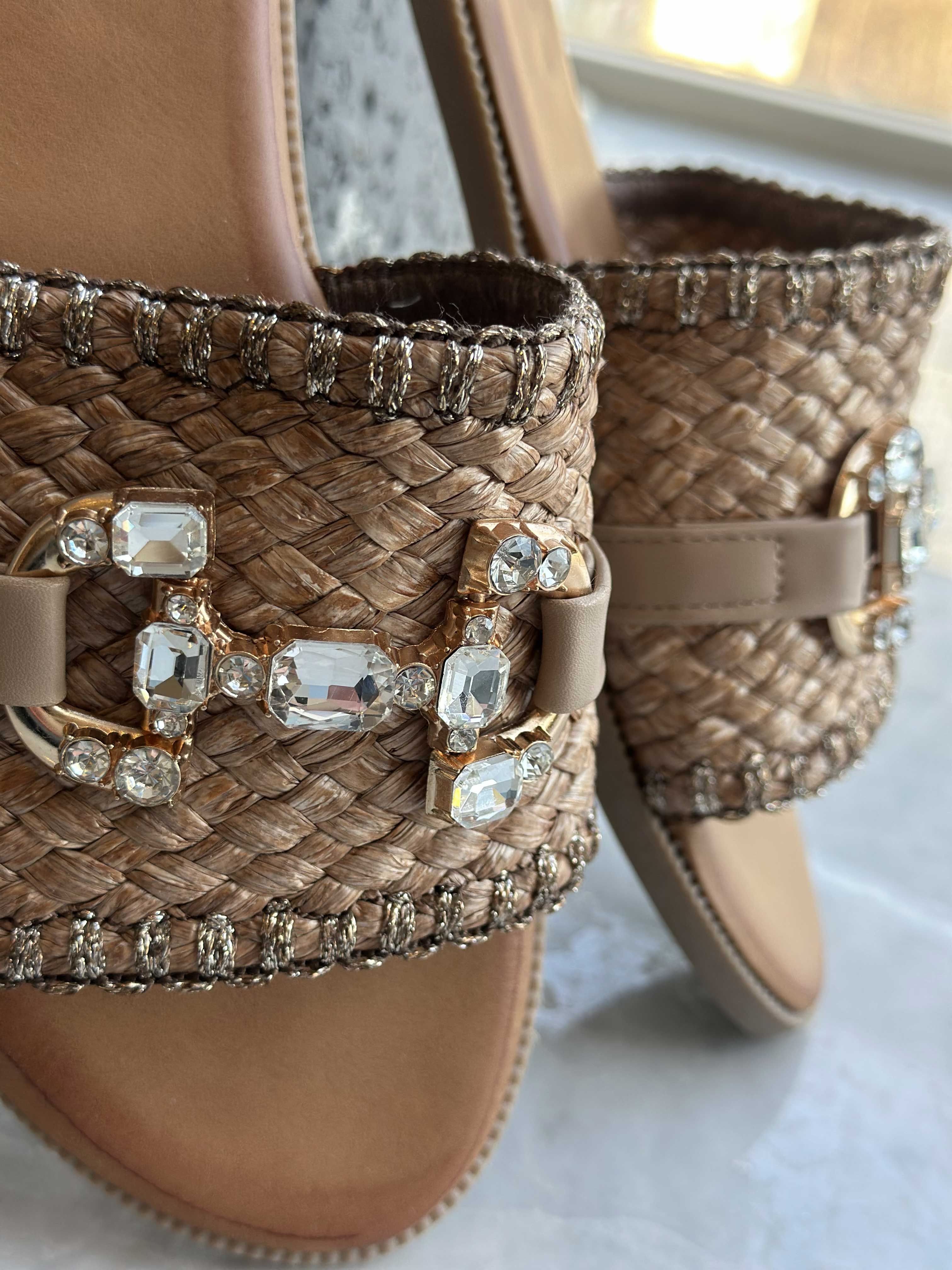 Vicki - Söta sandaler med korgflätning och spänne i similisten